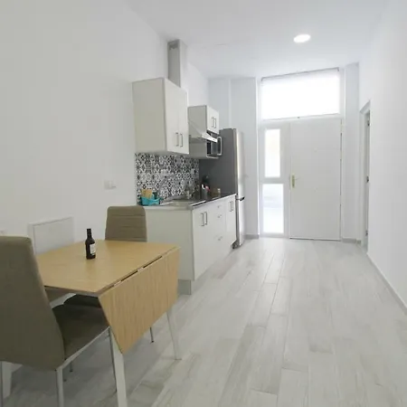 Apartment Central Bus And Train Station 3 *
